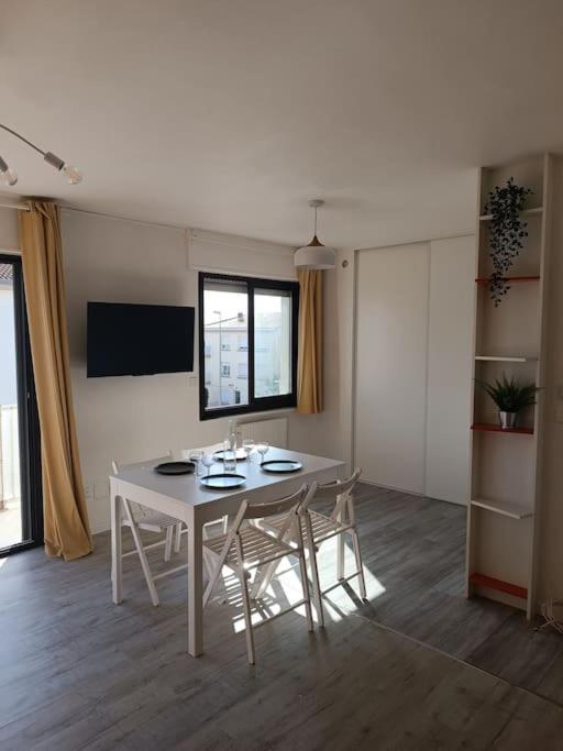 Grand Studio Avec Balcon En Bord De Mer 팔라바 레 플로 외부 사진